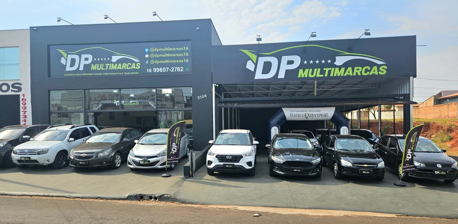 DP Multimarcas — estoque na fachada